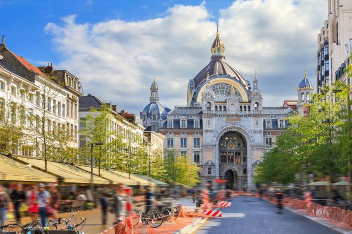 Antwerp : A Journey through History, Art and Charm
